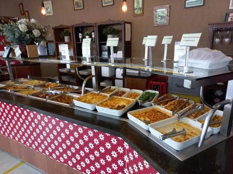 Buffet do almoço do Dona Madallena no Pinheirinho