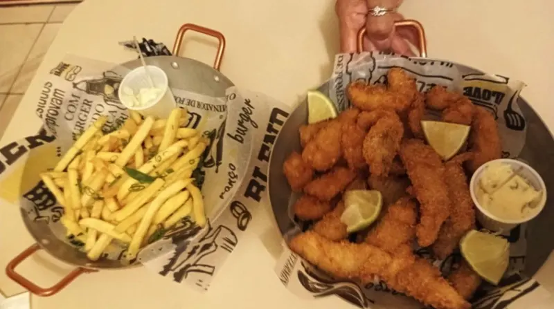 Porção de isca de peixe e batata frita do Dona Madallena